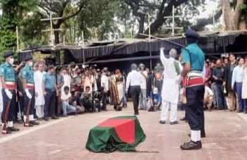 শহীদ বুদ্ধিজীবী কবরস্থানে চির শায়িত আবদুল গাফ্ফার চৌধুরী