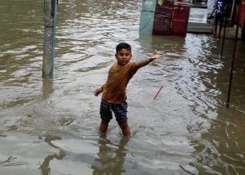 অবিরাম বর্ষণে জনজীবন বিপর্যস্ত, জলজটে চট্টগ্রাম নগরীতে দুর্ভোগ