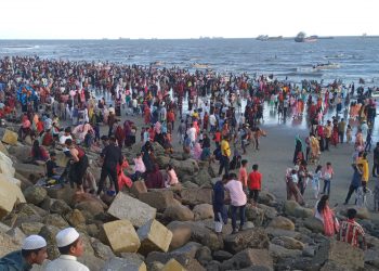 পতেঙ্গা সমুদ্র সৈকতে সারাদিন ঈদের ঘোরাঘুরি 