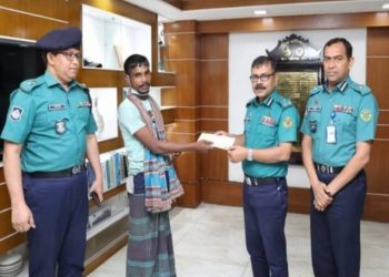 সচেতন রিকশাচালক হান্নানকে মানবিকতার পুরস্কার সিএমপি কমিশনারের