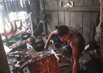 কোরবানির ঈদ/  লবণপানি আগুন লোহার রসায়ন নিয়ে ব্যস্ত কামারশালা