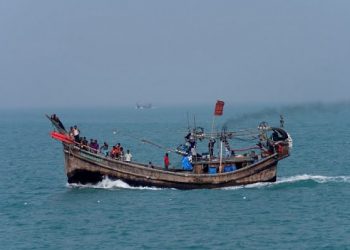 নিষেধাজ্ঞার পর জাল-ট্রলার নিয়ে সমুদ্রে ছুটছেন জেলেরা/ টার্গেট রূপালি ইলিশ