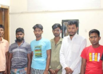 সমুদ্রে অভিযানে ১২ জলদস্যু আটক/ট্রলার মালিকের নির্দেশেই অন্য ট্রলারে ডাকাতি