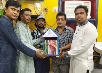 ইন্টারনেটের ভূত তাড়াতে ‘সেলুন পাঠাগার বিশ্বজুড়ে’