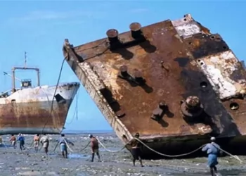 ডলারের উচ্চমূল্যের থাবা সীতাকুণ্ড শিপব্রেকিং ইয়ার্ডে/ লোকসানে মালিকরা দিশেহারা,বন্ধের উপক্রম ইয়ার্ড