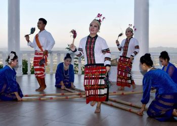 আলুটিলার চূড়ায় দেশের প্রথম অ্যাম্ফিথিয়েটার/  শিল্পীদের মনোমুগ্ধকর সাংস্কৃতিক পরিবেশনা