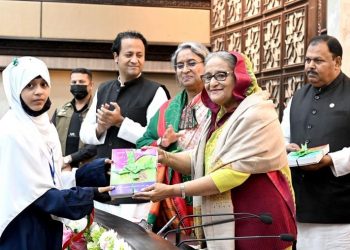 বই উৎসবের মধ্য দিয়ে শিক্ষার্থীরা পেল নতুন বছরের  বই