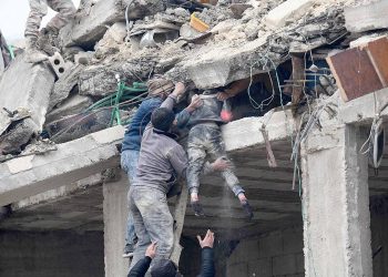 ভূমিকম্পে তুরস্ক-সিরিয়ায় মৃতের সংখ‌‌্যা ৪১,২১৮, ঠাণ্ডায় উদ্ধার কার্যক্রমে বাধা