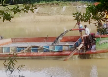 সাতকানিয়ায় বালুমহালের ইজারা বাতিল হওয়ায় এলাকাবাসীর মিষ্টি বিতরণ
