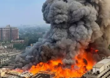 ভয়াবহ আগুনে পুড়ছে রাজধানীর বঙ্গবাজার
