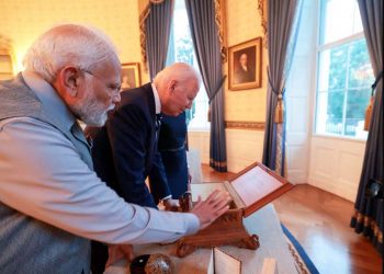 বাইডেন, মোদি ও জিল বাইডেনের উপহার চালাচালি