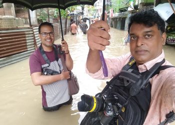 প্রায় ১০ ঘণ্টা কোমরসমান পানির নিচে চট্টগ্রাম নগরের নিম্ন এলাকা, দুর্ভোগের শেষ নেই