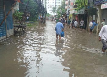 রাতের বৃষ্টিতে চট্টগ্রামের নিম্ন এলাকায় জলাবদ্ধতা,  পরীক্ষার্থী ও কর্মস্থলে যাতায়াতকারীদের সীমাহীন ভোগান্তি