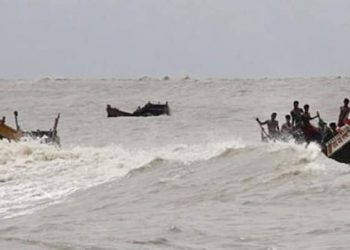 বৈরি আবহাওয়ায় সাগরে ১৭  ট্রলার ডুবি, কক্সবাজার ও ভোলায় ৩৭ জেলে নিখোঁজ