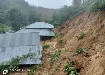 কক্সবাজারে বন্যার পানি কমছে, বান্দরবানের সড়ক যোগাযোগ এখনো বিচ্ছিন্ন