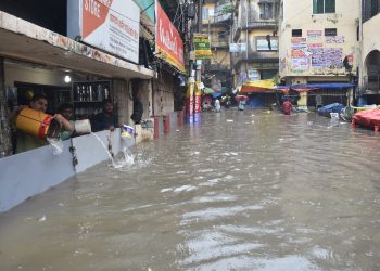 টানা বৃষ্টিতে বৃহত্তর চট্টগ্রামে পাহাড় ধস ও হতাহতের আশঙ্কা