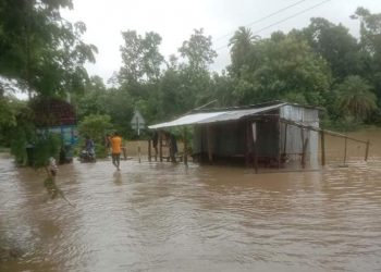 বর্ষণ কমলেও পাহাড় ধস ও পানিবন্দি মানুষ/ যোগাযোগ, মাছ-ফসলের ব‍্যাপক ক্ষতি