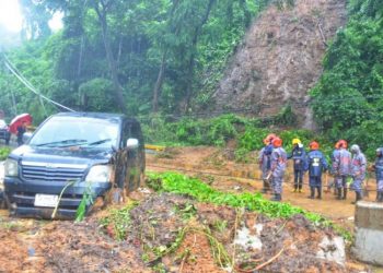 বৃষ্টিতে চট্টগ্রাম নগরীতে জলজট, পাহাড় ধস
