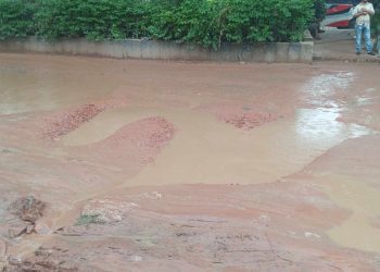 চট্টগ্রাম নগরে জলাবদ্ধতায় ক্ষতিগ্রস্ত সড়ক সংস্কারে বিলম্ব, যানজটে ভোগান্তি, চলাচলে ঝুঁকি