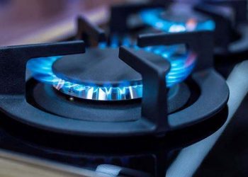 ডলার সঙ্কটে এলএনজি আমদানি অর্ধেক কমেছে